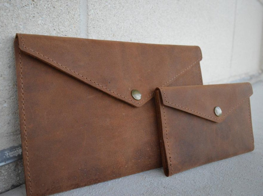 The San Gabriel is slim and minimalist in design. Made to hold the essentials.   Available in Large and small sizes  LARGE Dimensions: 9” x 6“ for A5 Moleskin notebooks   SMALL Dimensions: 4”x 6” for A6 size notebooks  Personalize it and make it the perfect gift.   Handmade in Austin, Texas!