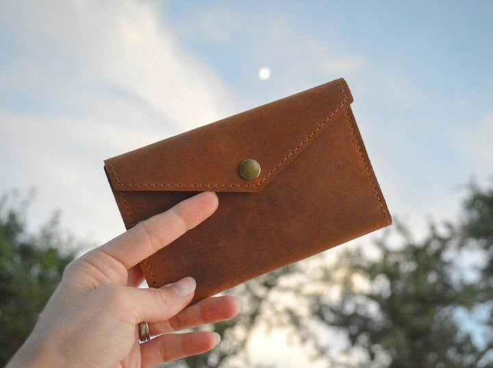 The San Gabriel is slim and minimalist in design. Made to hold the essentials.   Available in Large and small sizes  LARGE Dimensions: 9” x 6“ for A5 Moleskin notebooks   SMALL Dimensions: 4”x 6” for A6 size notebooks  Personalize it and make it the perfect gift.   Handmade in Austin, Texas!